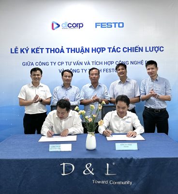 Ông Hoàng Dũng- Tổng giám đốc DLCorp và Ông Trương Ngọc Hoàng - Giám đốc đào tạo FESTO cùng ký Biên bản thỏa thuận hợp tác chiến lược